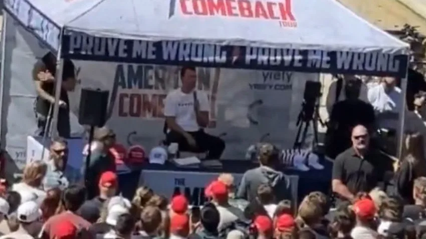 utah universitesinde trumpin muttefiki charlie kirk yuzlerce kisinin gozu onunde vuruldu qlud