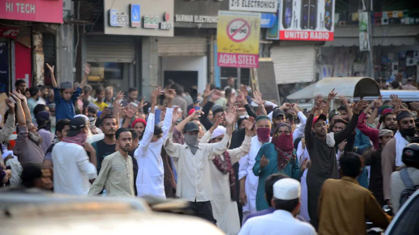 pakistanda anayasa protestolari yapildi 9 kisi oldu lcla